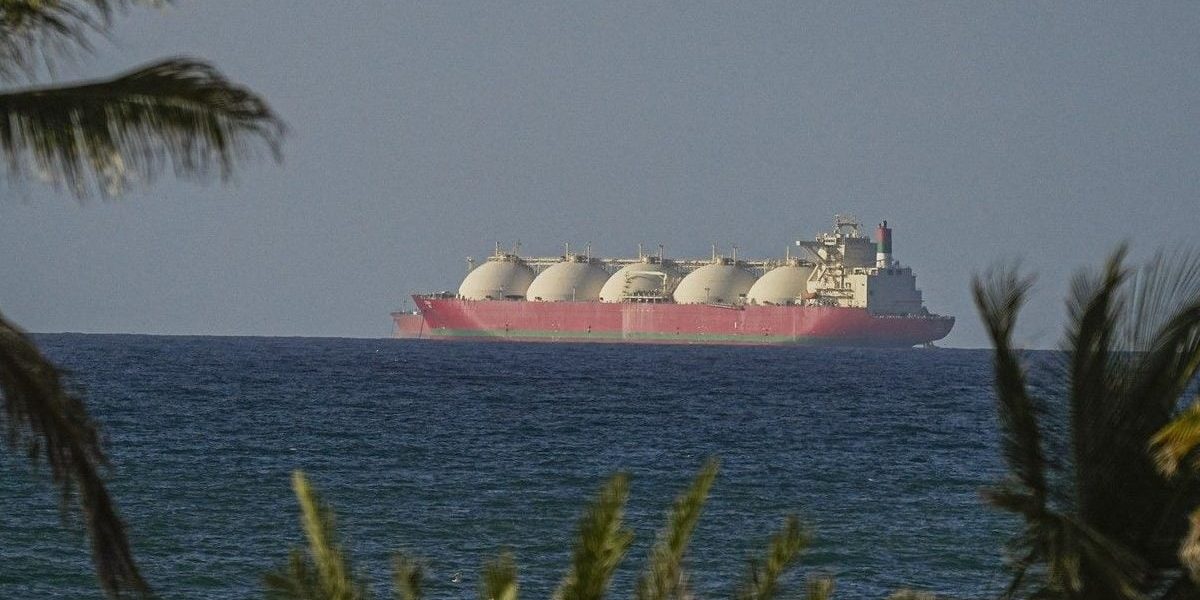 Iranul deschide Strâmtoarea Ormuz, dar impune o condiție pentru navele comerciale