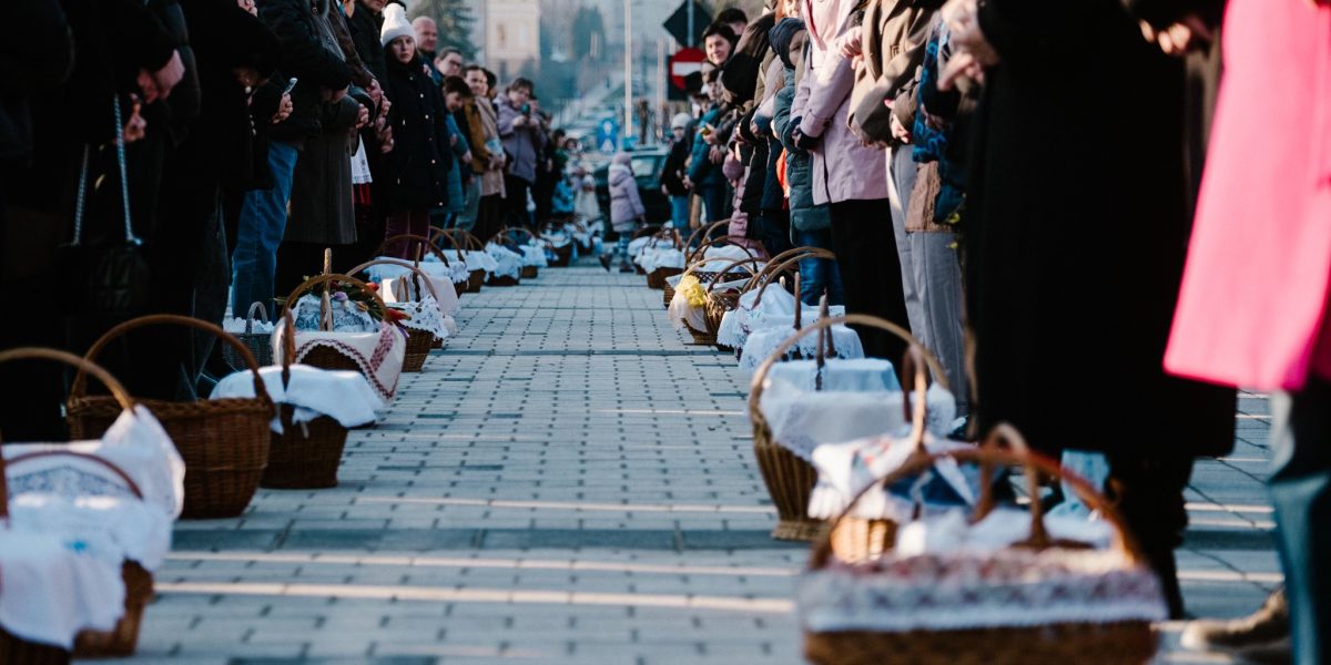 Mii de oameni au participat duminică la tradiționala ceremonie de sfințire a bucatelor cu ocazia Paștelui Catolic, desfășurată în centrul municipiului Miercurea-Ciuc