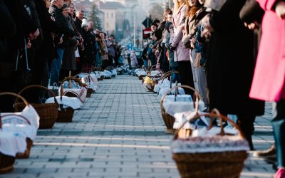 Mii de oameni au participat duminică la tradiționala ceremonie de sfințire a bucatelor cu ocazia Paștelui Catolic, desfășurată în centrul municipiului Miercurea-Ciuc