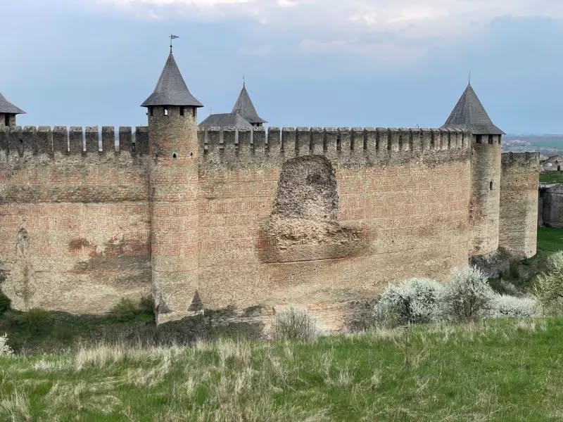 Zidul Cetății Hotin, monument Ștefan cel Mare, S-A PRĂBUȘIT. Anunțul: „Toată lumea e-n viață”