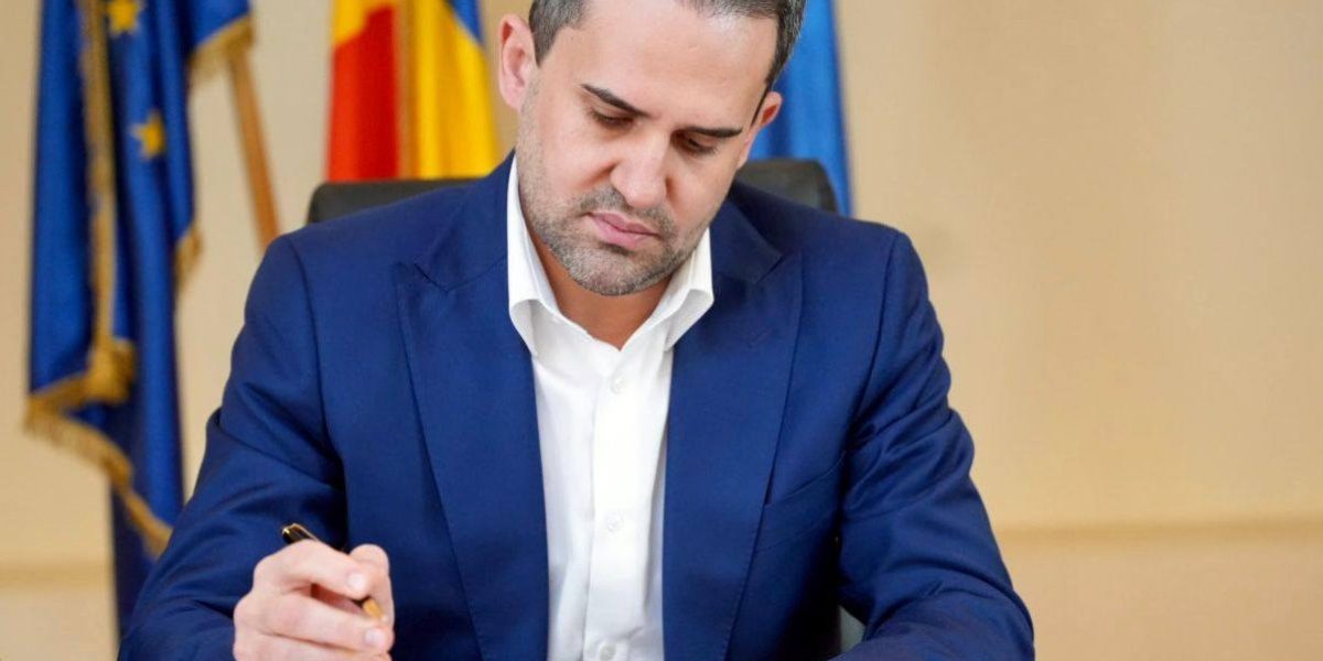 Ministrul Transporturilor, Ciprian Șerban, a anunțat, printr-o postare pe Facebook, semnarea a trei contracte de finanțare pentru Serviciul Român de Informații (SRI), Serviciul de Telecomunicații Speciale (STS) și Serviciul de Protecție și Pază (SPP)