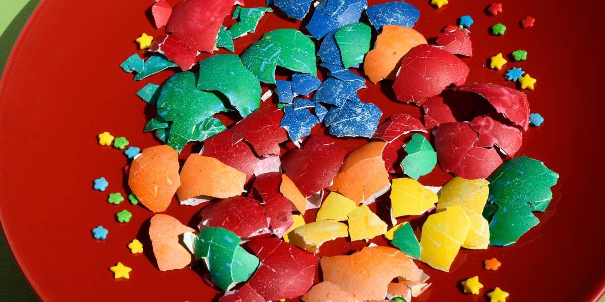 Profită! „Ceaiul” de coji de ouă îți face grădina o minune după Paște