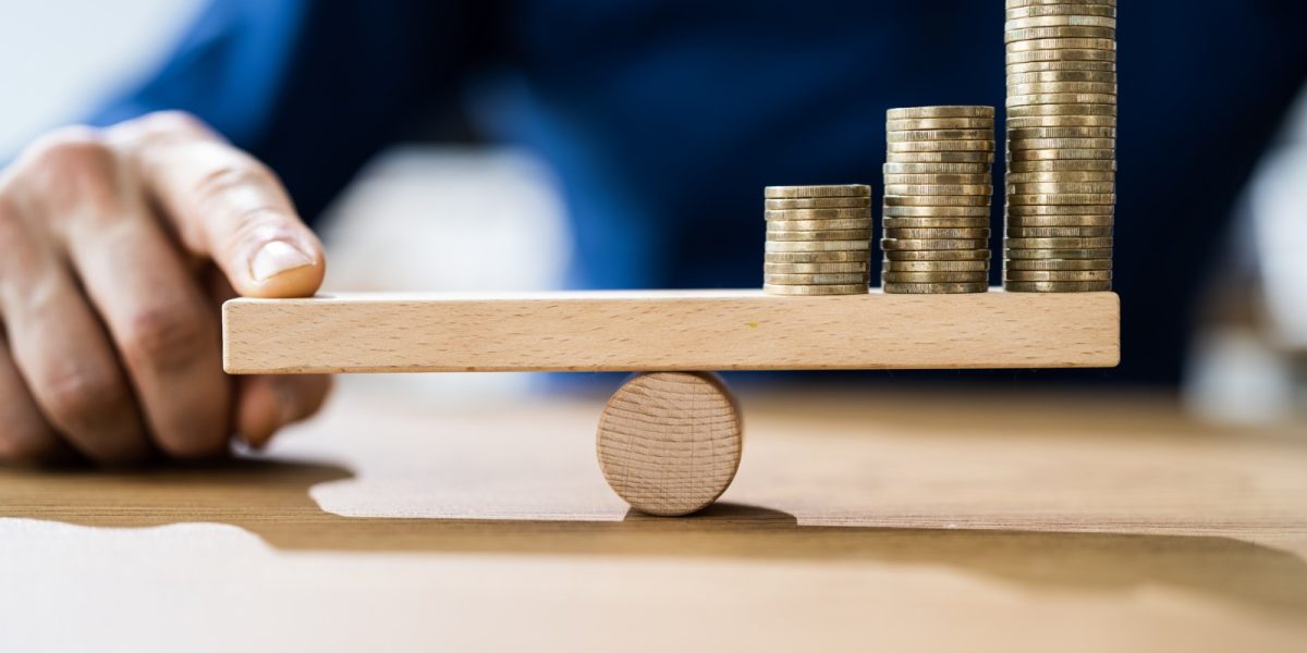 Inflația roade economia: Firmele înghit pierderi, românii strâng cureaua