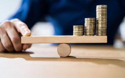 Inflația roade economia: Firmele înghit pierderi, românii strâng cureaua