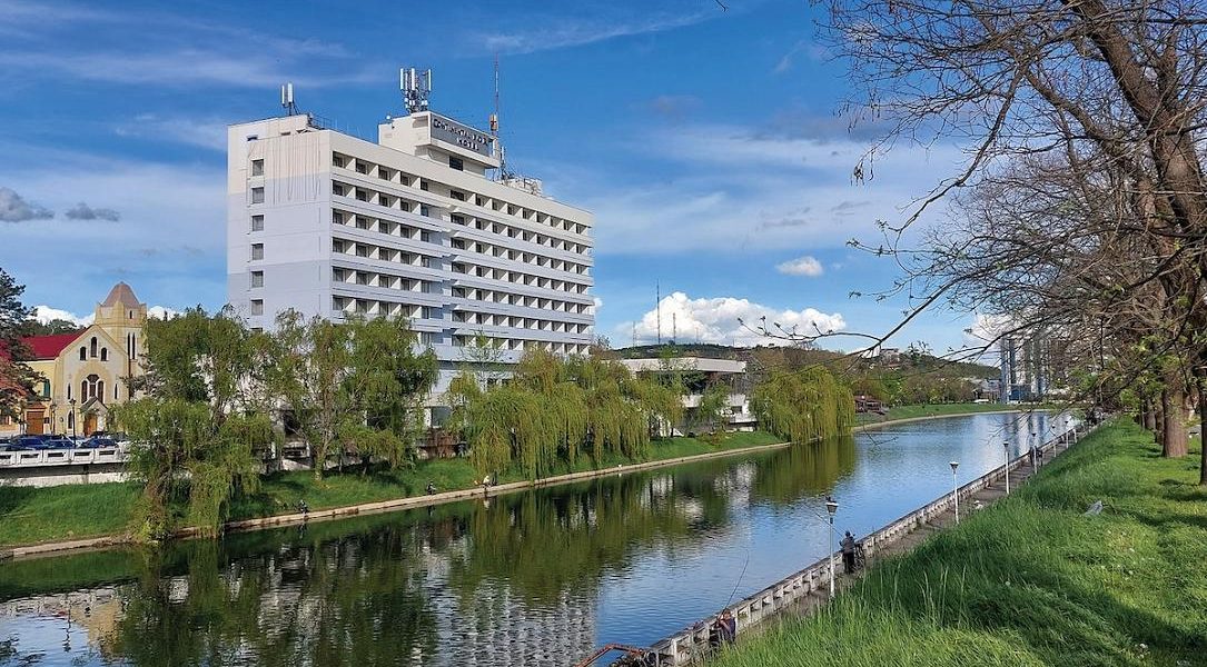 Hotelul continental forum oradea, repus în lumina reflectoarelor după renovare extinsă ORADEA – Hotelul Continental Forum din ORADEA și-a redeschis porțile, marcând o transformare majoră în urma unui proiect de renovare de peste 4 milioane de euro