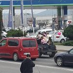 Șofer din Alba, amendat drastic: 7 copii, transportați în benă, riscau viața