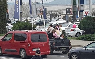Șofer din Alba, amendat drastic: 7 copii, transportați în benă, riscau viața