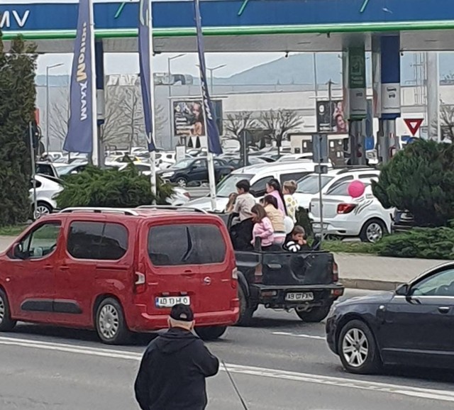 Șofer din Alba, amendat drastic: 7 copii, transportați în benă, riscau viața