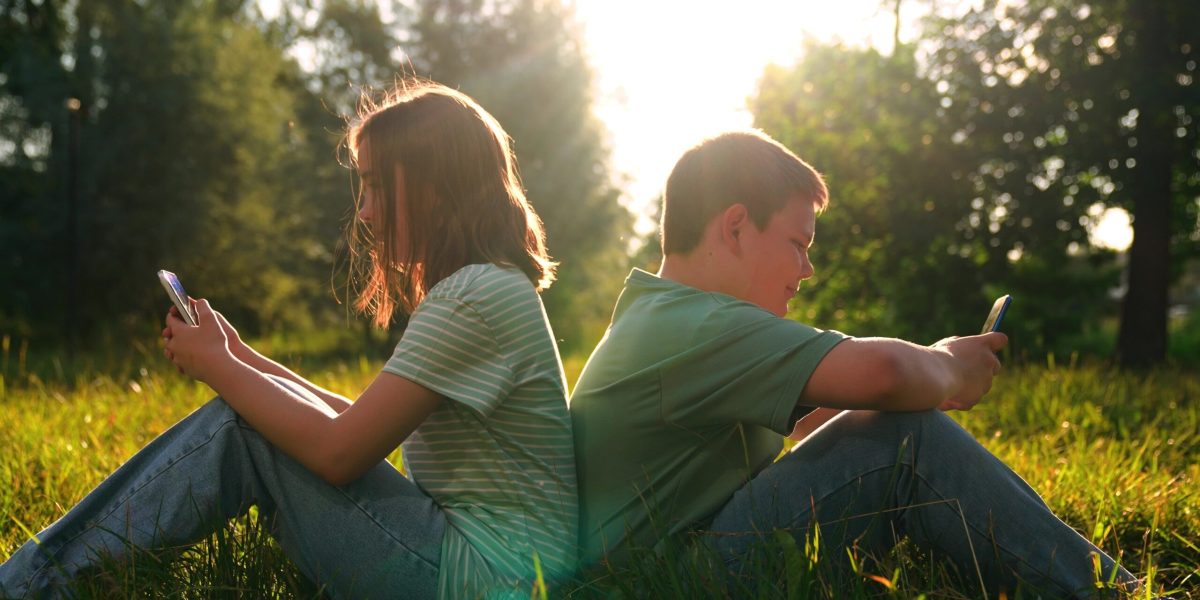 Copiii și Ecranele: Recomandări versus Realitate în România București – Autoritățile de sănătate recomandă o limitare drastică a timpului petrecut de copii în fața ecranelor, în special în primii ani de viață