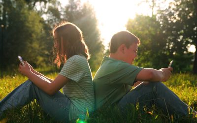 Copiii și Ecranele: Recomandări versus Realitate în România București – Autoritățile de sănătate recomandă o limitare drastică a timpului petrecut de copii în fața ecranelor, în special în primii ani de viață