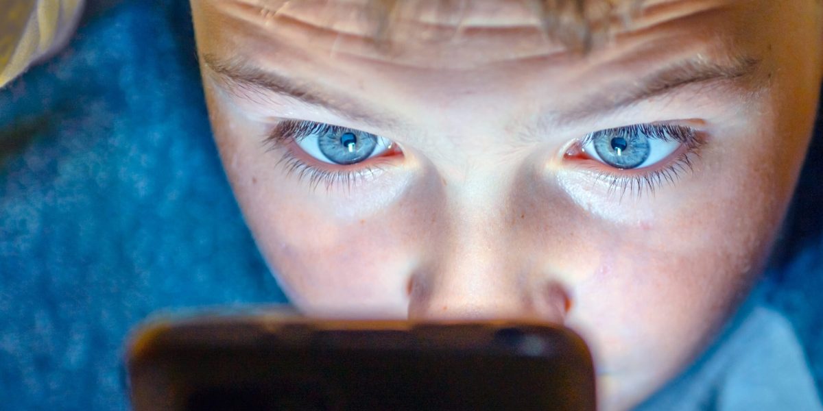 Nouă generație conectată: Copiii exploatează AI, părinții, depășiți