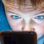 Nouă generație conectată: Copiii exploatează AI, părinții, depășiți