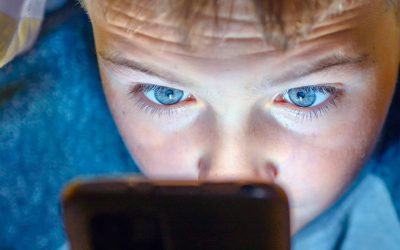 Nouă generație conectată: Copiii exploatează AI, părinții, depășiți