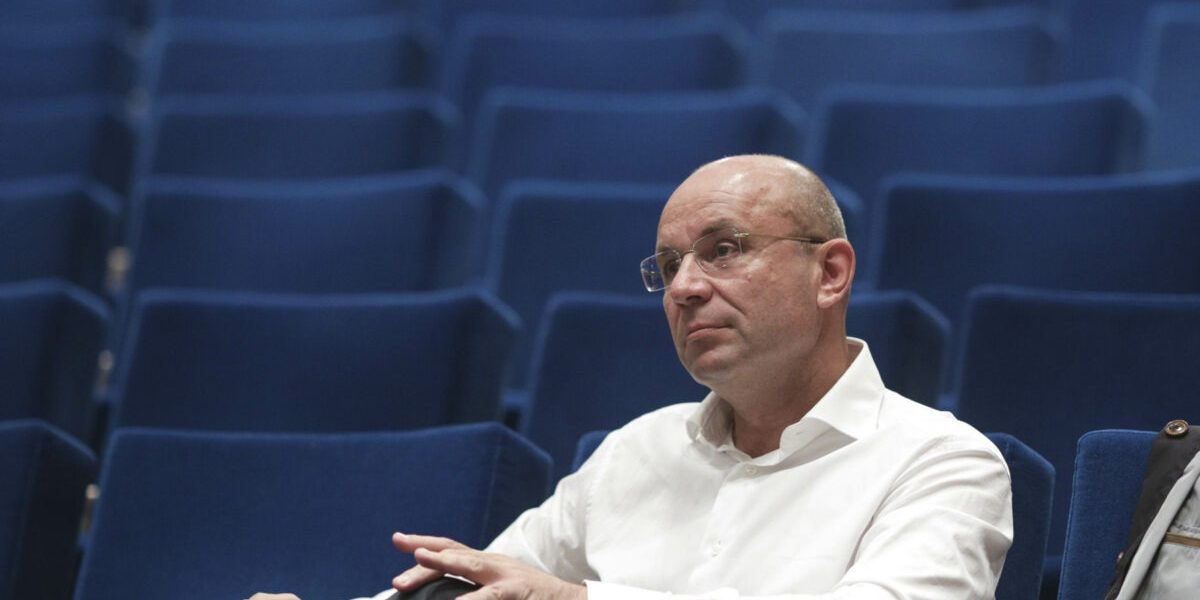 O instanță de contencios administrativ a suspendat decizia CNA privind Gold FM a lui Cozmin Gușă Curtea de Apel București a luat o decizie importantă în cazul postului de radio Gold FM, operat de Angus Resources SRL, aparținând lui Cozmin GUȘĂ