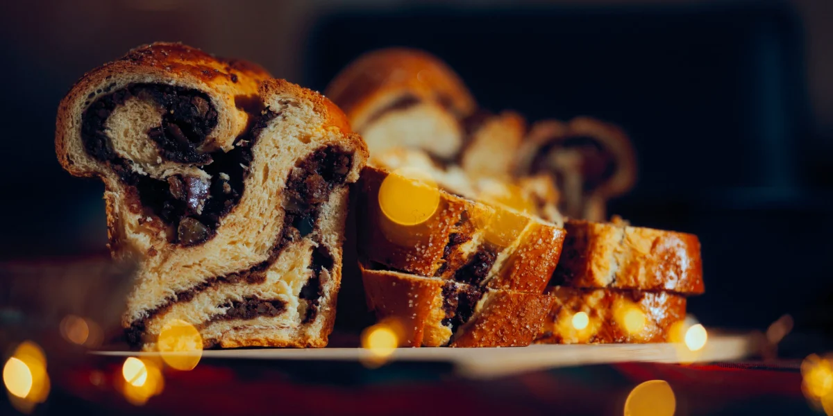 Cozonacul, vedeta meselor de Paște, s-ar putea scumpi mai puțin în 2026 Prețul cozonacului, nelipsit de pe mesele românilor în perioada sărbătorilor pascale, ar putea crește mai puțin în 2026, comparativ cu anul precedent