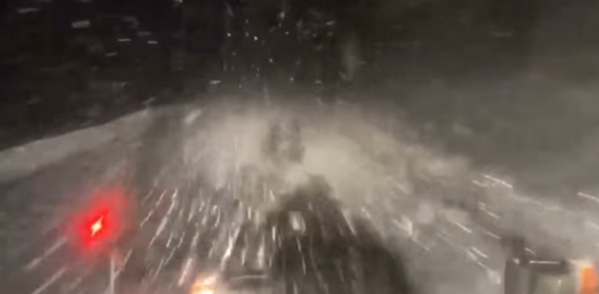 Utilaje grele intră la lucru pe șoselele din munții Vâlcea