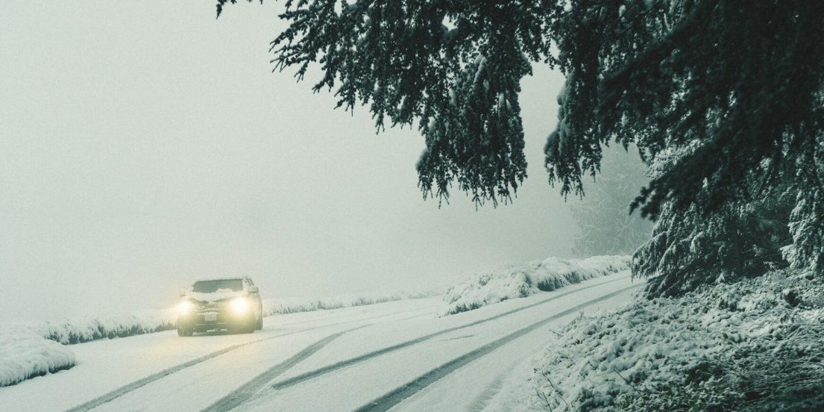 Ninsoarea afectează traficul pe DN 18 prin Pasul Prislop Traficul rutier pe Drumul Național 18, care traversează Pasul Prislop la altitudinea de 1.400 de metri, este perturbat de ninsorile din ultimele ore