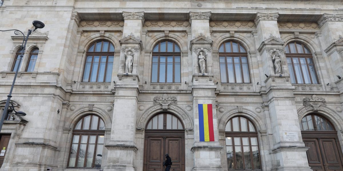 Curtea de Apel București a Suspendat Decizia CNA Curtea de Apel București a suspendat, miercuri, decizia Consiliului Național al Audiovizualului (CNA) de retragere a licenței postului Realitatea Plus