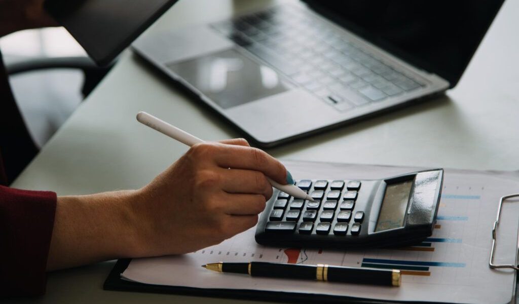 Cine sunt ROMÂNII pe lista rușinii la FISC și de la ce sumă riscă