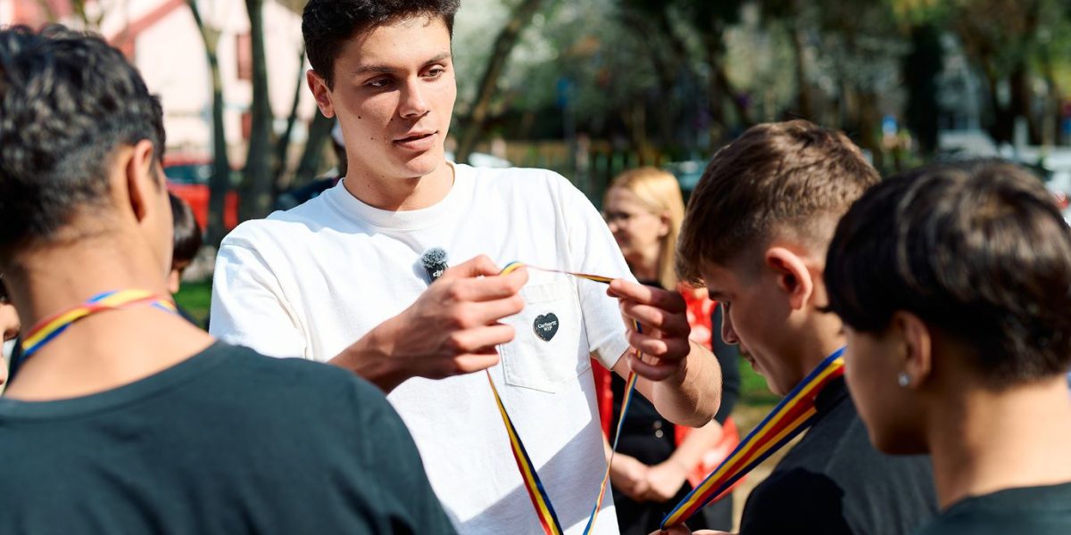 David Popovici, vizită emoționantă într-o casă familială din București Sportivul de performanță David Popovici a petrecut timp cu adolescenți dintr-o casă familială din sectorul 4 al Capitalei