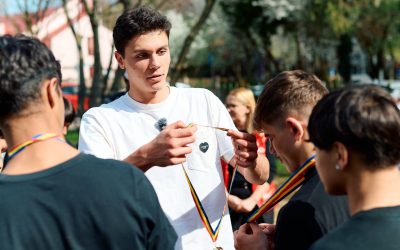 David Popovici, vizită emoționantă într-o casă familială din București Sportivul de performanță David Popovici a petrecut timp cu adolescenți dintr-o casă familială din sectorul 4 al Capitalei