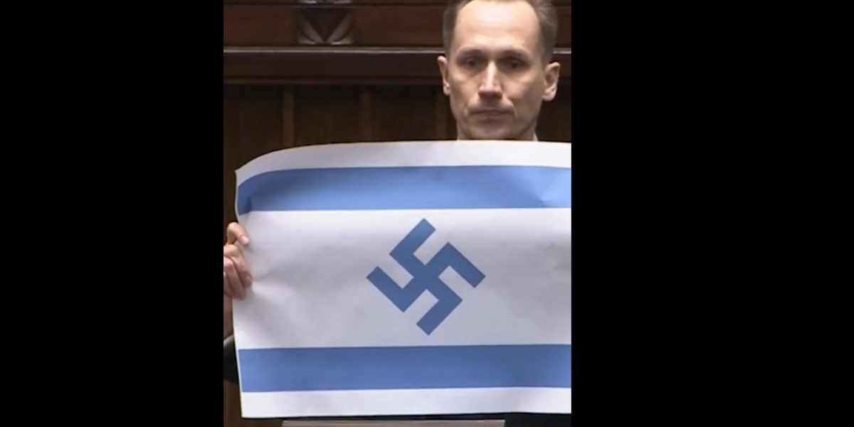 Deputat de extremă dreapta afișează steag israelian cu svastică în Polonia