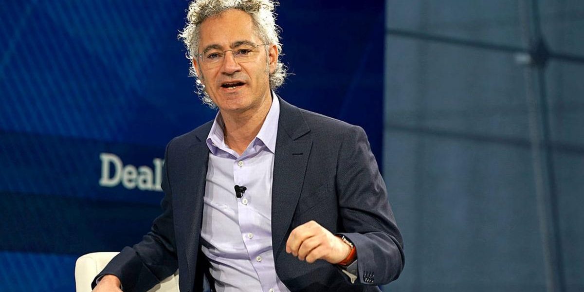 Doar două categorii de oameni vor prospera în era inteligenței artificiale, spune un director Palantir București – Directorul general al Palantir Technologies, Alex Karp, a lansat o predicție care zguduie temeliile pieței muncii: într-o lume dominată de inteligența artificială, doar două categorii de oameni vor avea un viitor profesional stabil