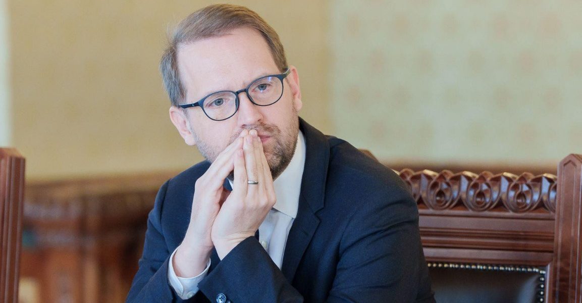 Blocul periculos din București: Plăci de beton prăbușite pe trotuar, amenzi noi