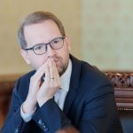 Blocul periculos din București: Plăci de beton prăbușite pe trotuar, amenzi noi