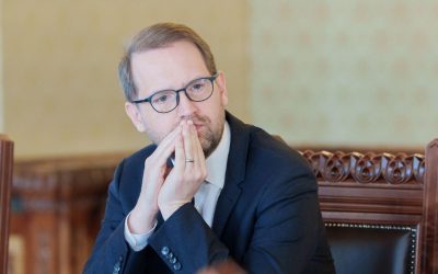 Blocul periculos din București: Plăci de beton prăbușite pe trotuar, amenzi noi