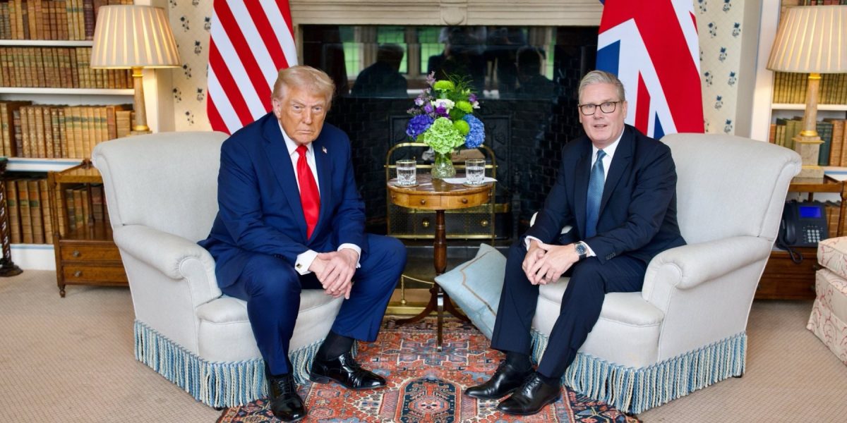 Relația UK-SUA, în pragul unei crize diplomatice? Relațiile diplomatice dintre Regatul Unit și Statele Unite ale Americii par să se deterioreze, după ce fostul președinte american, Donald Trump, l-a ironizat pe premierul britanic, Keir Starmer, în legătură cu deciziile militare și a sugerat că Marea Britanie nu este cel mai bun aliat al SUA