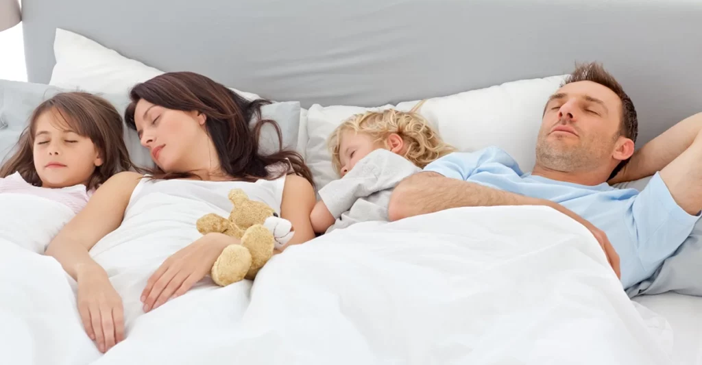 Copiii și somnul: 6 semne clare dacă e bine să doarmă cu părinții