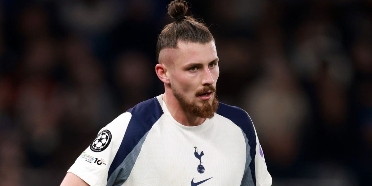 Jucătorul român RADU DRĂGUȘIN ar putea resimți din plin efectele unei perioade dificile la TOTTENHAM, echipa sa de club