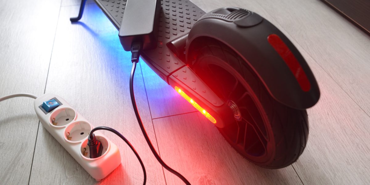 Un apartament din București a fost scena unei explozii provocate de o trotinetă electrică pusă la încărcat, un incident care readuce în atenție riscurile asociate cu utilizarea acestor dispozitive