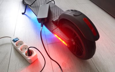 Un apartament din București a fost scena unei explozii provocate de o trotinetă electrică pusă la încărcat, un incident care readuce în atenție riscurile asociate cu utilizarea acestor dispozitive