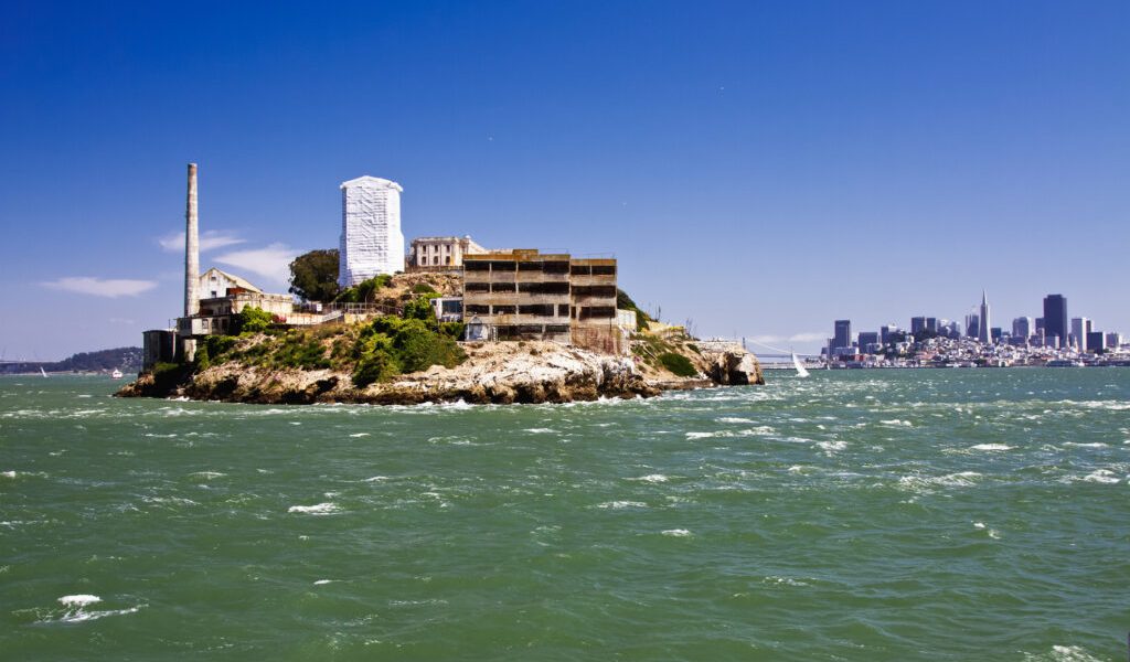 Alcatraz, din nou în atenția autorităților americane Închisoarea Alcatraz, celebră pentru reputația sa de a fi „imposibil de evadat”, ar putea fi redeschisă