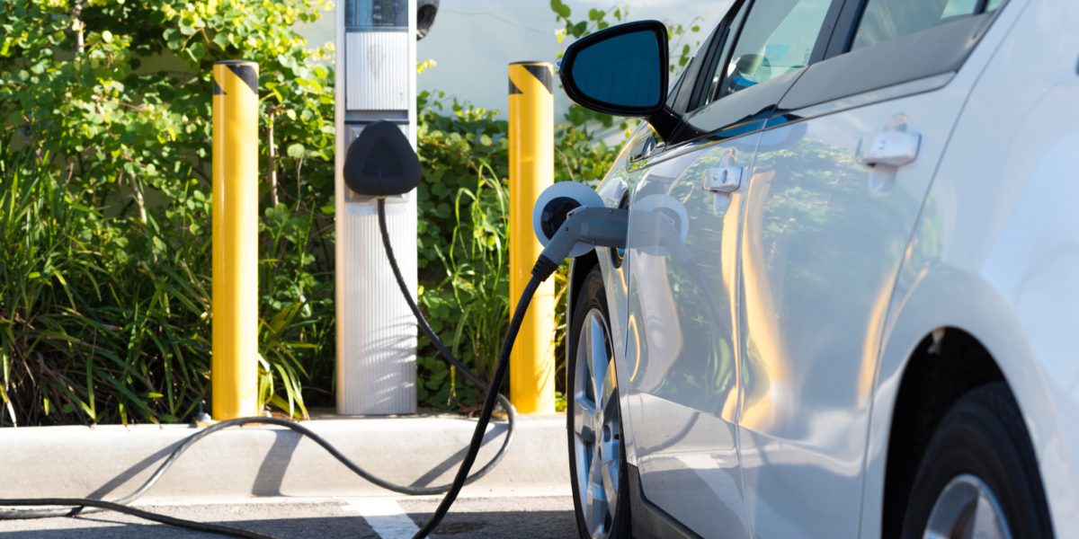 Benzina, coșmarul șoferilor: Vânzările de electrice, explozie în România!