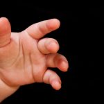 Bebeluș, printre droguri și gunoi la Roma: Un român, reținut pentru crimă