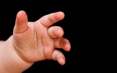 Un bebeluș găsit înconjurat de gunoaie și droguri într-un apartament din Roma