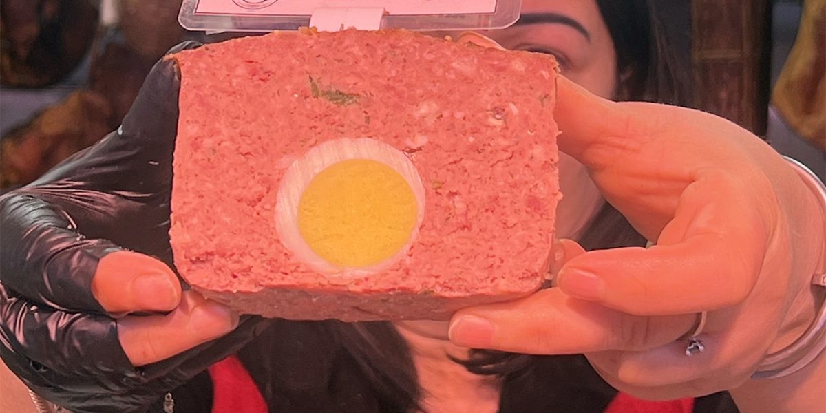 În plină perioadă prepaștelui, drobul „cu oaie” de la Piața Obor dezvăluie o realitate gastronomică surprinzătoare, unde tradiția se întâlnește cu ingredientele moderne