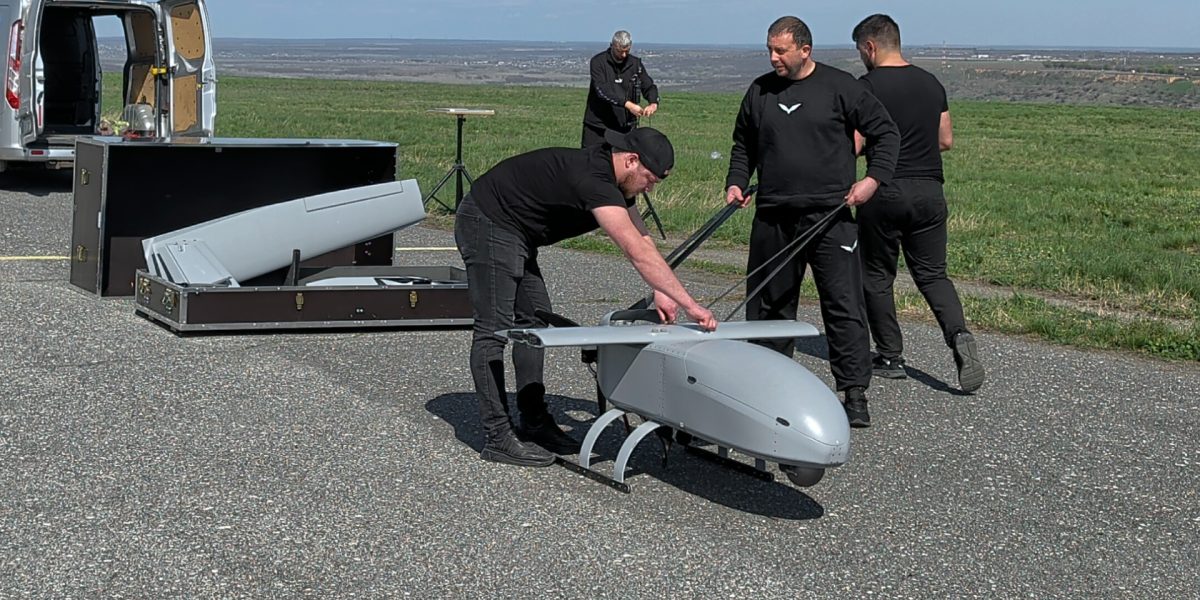 O companie românească a dezvăluit recent o dronă cu aripă fixă inovatoare, asamblabilă manual, fără a necesita unelte