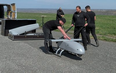 O companie românească a dezvăluit recent o dronă cu aripă fixă inovatoare, asamblabilă manual, fără a necesita unelte