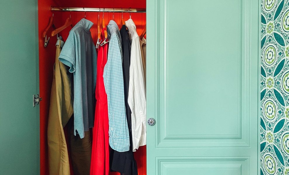 Ce ascunde dulapul tău? Lucruri care îți transformă casa într-un haos