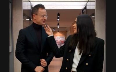 J. D. Vance, senator american care face campanie pentru Viktor Orbán, a fost însoțit de Gáspár Evelin, o funcționară a Ministerului de Externe, în timpul vizitei sale la Budapesta