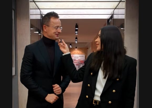 J. D. Vance, senator american care face campanie pentru Viktor Orbán, a fost însoțit de Gáspár Evelin, o funcționară a Ministerului de Externe, în timpul vizitei sale la Budapesta