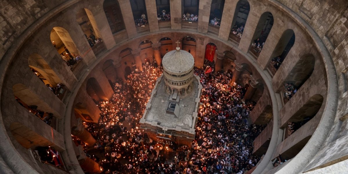 Lumina Sfântă de la Ierusalim, sub semnul întrebării: Războiul din Orient și tradiția pascală În ciuda conflictului armat din Orientul Mijlociu, bisericile din Estul Europei fac eforturi pentru a asigura aducerea Luminii Sfinte de la Ierusalim pentru credincioșii ortodocși