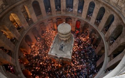 Lumina Sfântă de la Ierusalim, sub semnul întrebării: Războiul din Orient și tradiția pascală În ciuda conflictului armat din Orientul Mijlociu, bisericile din Estul Europei fac eforturi pentru a asigura aducerea Luminii Sfinte de la Ierusalim pentru credincioșii ortodocși