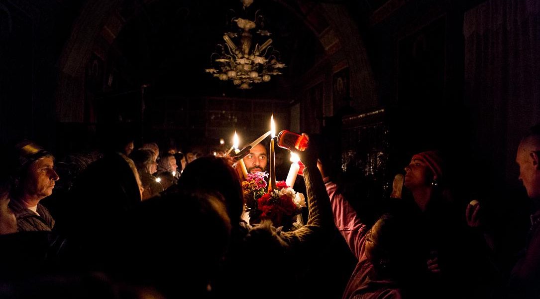 Majoritatea românilor vor participa la slujba de înviere Aproximativ trei din patru români intenționează să participe la slujba de Înviere din acest an, conform unui recent sondaj de opinie