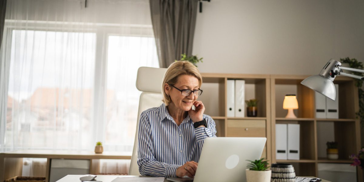 Angajații lucrează de sărbători: Cât sunt plătiți și ce zile libere au