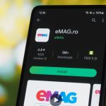 EMAG introduce o taxă nouă: Cumpărătorii plătesc mai mult pentru fiecare comandă!